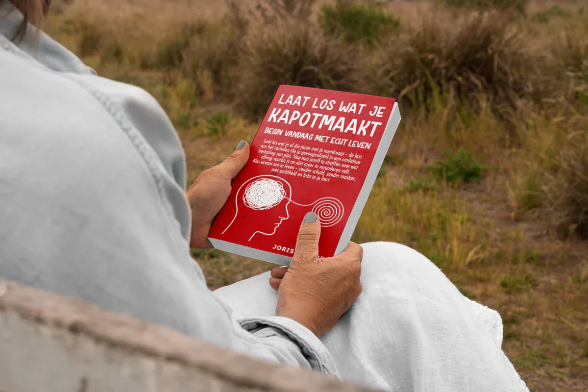 Joris de Vries houdt het boek Laat Los Wat Je Kapotmaakt